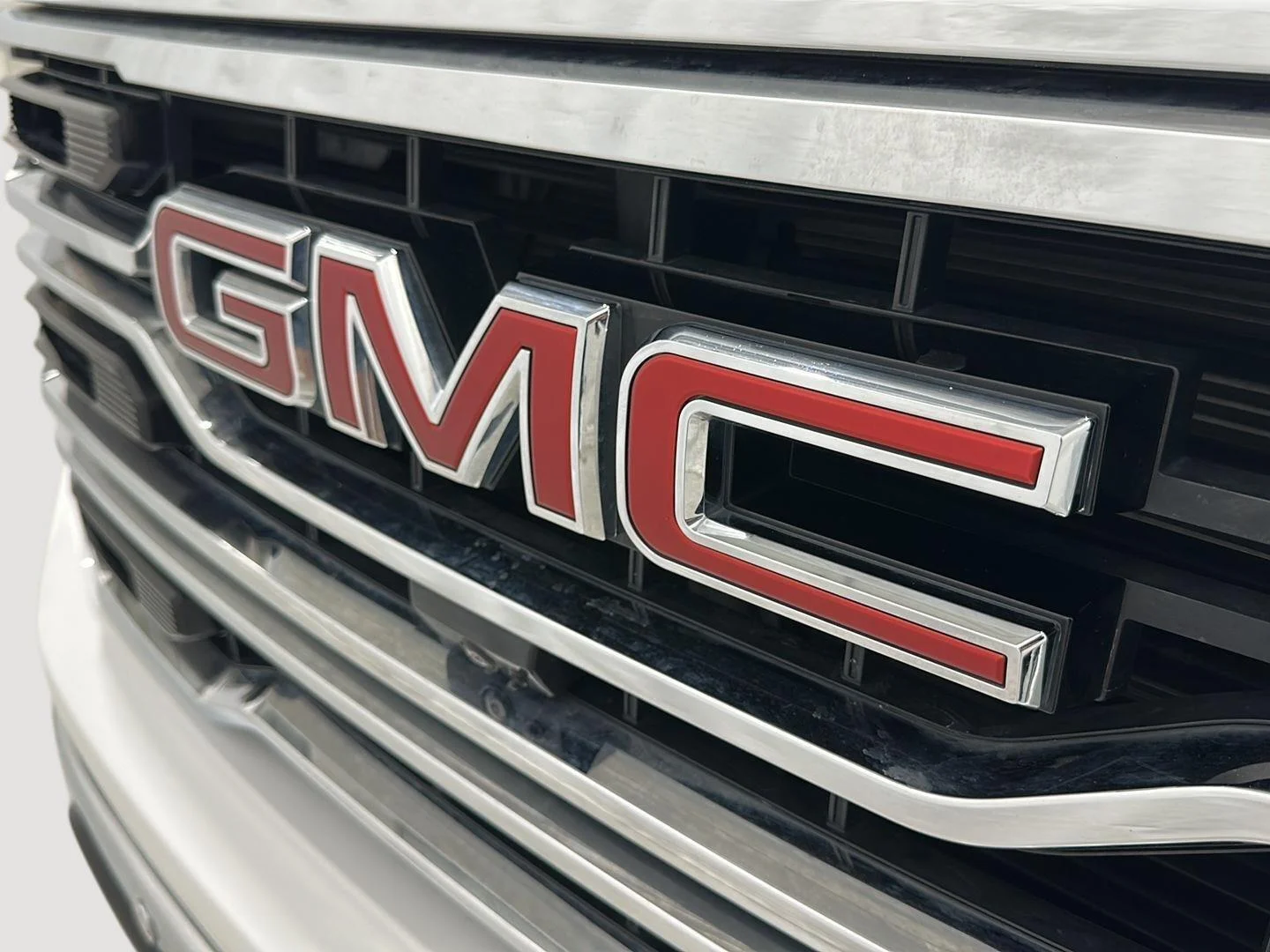Used 2024 Summit White GMC SLT image 30
