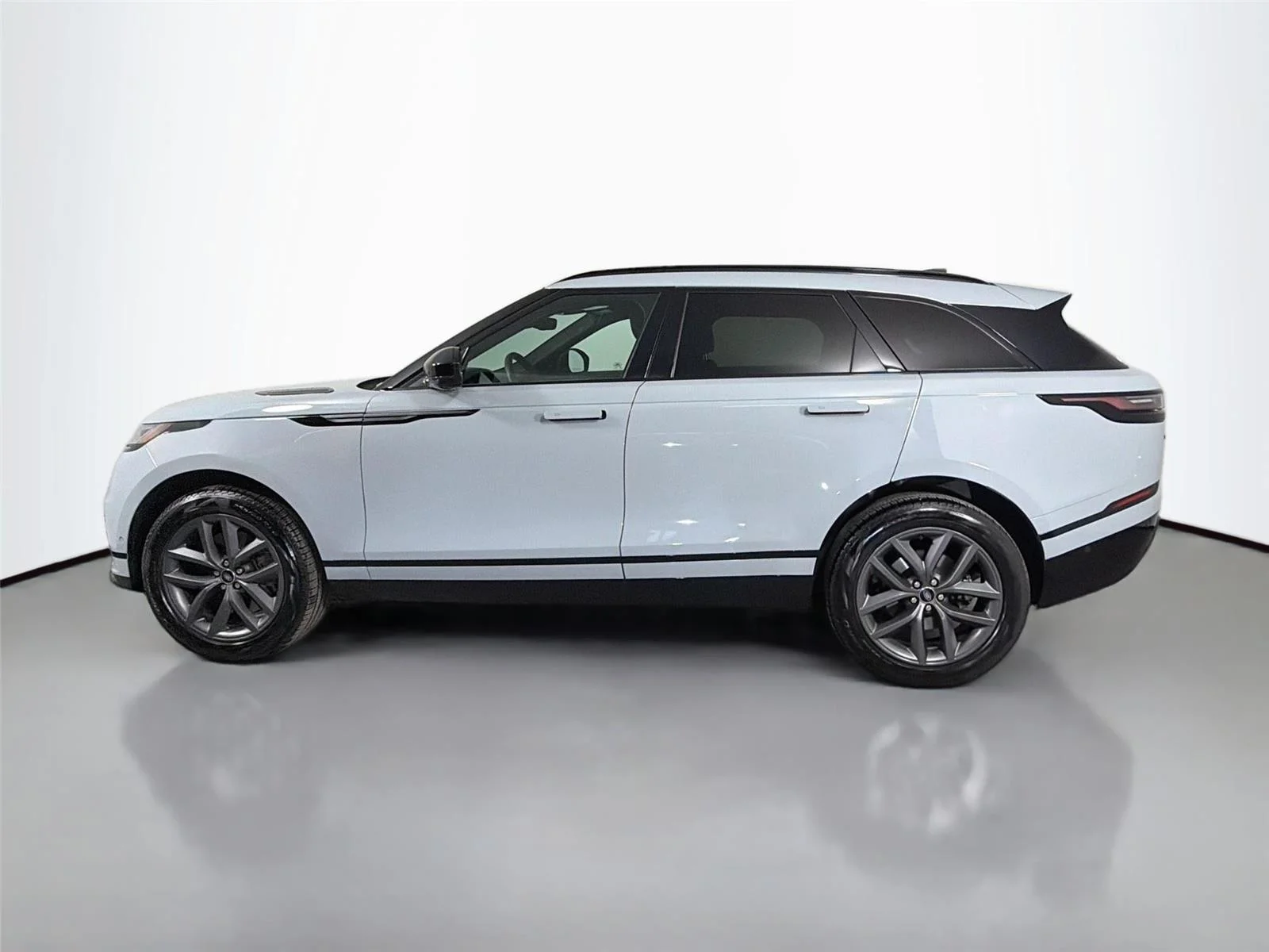 Used 2026 Arroios Grey Land Rover Dynamic SE image 8