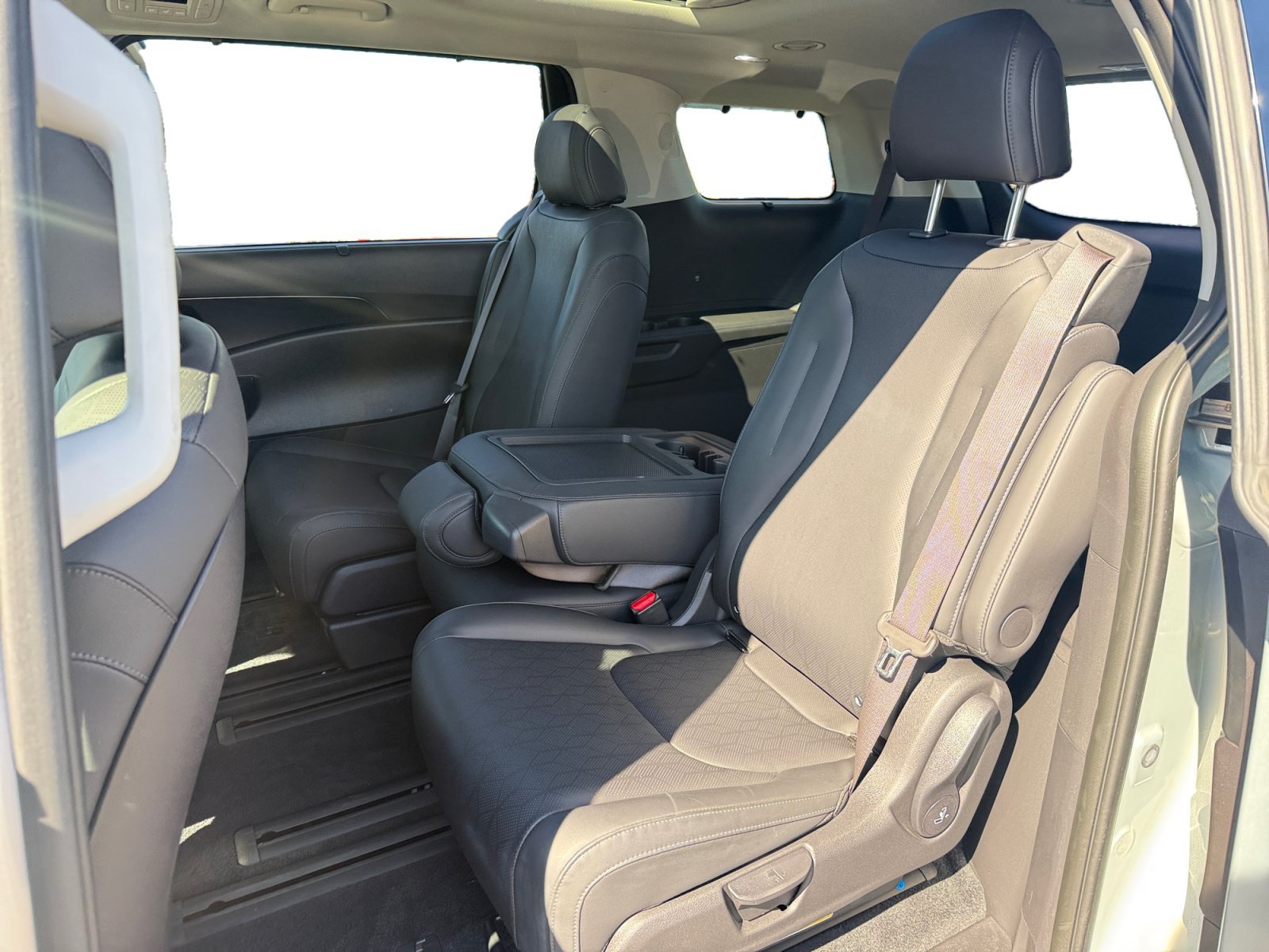 Used 2025 Ivory Kia SX image 16