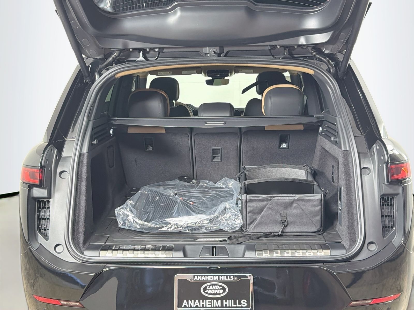 New 2026 Santorini Black Land Rover Dynamic SE image 29