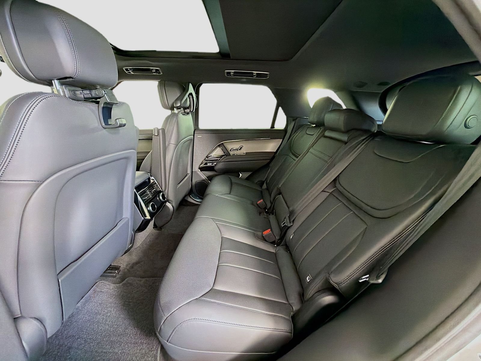 New 2026 Fuji White Land Rover SE image 27