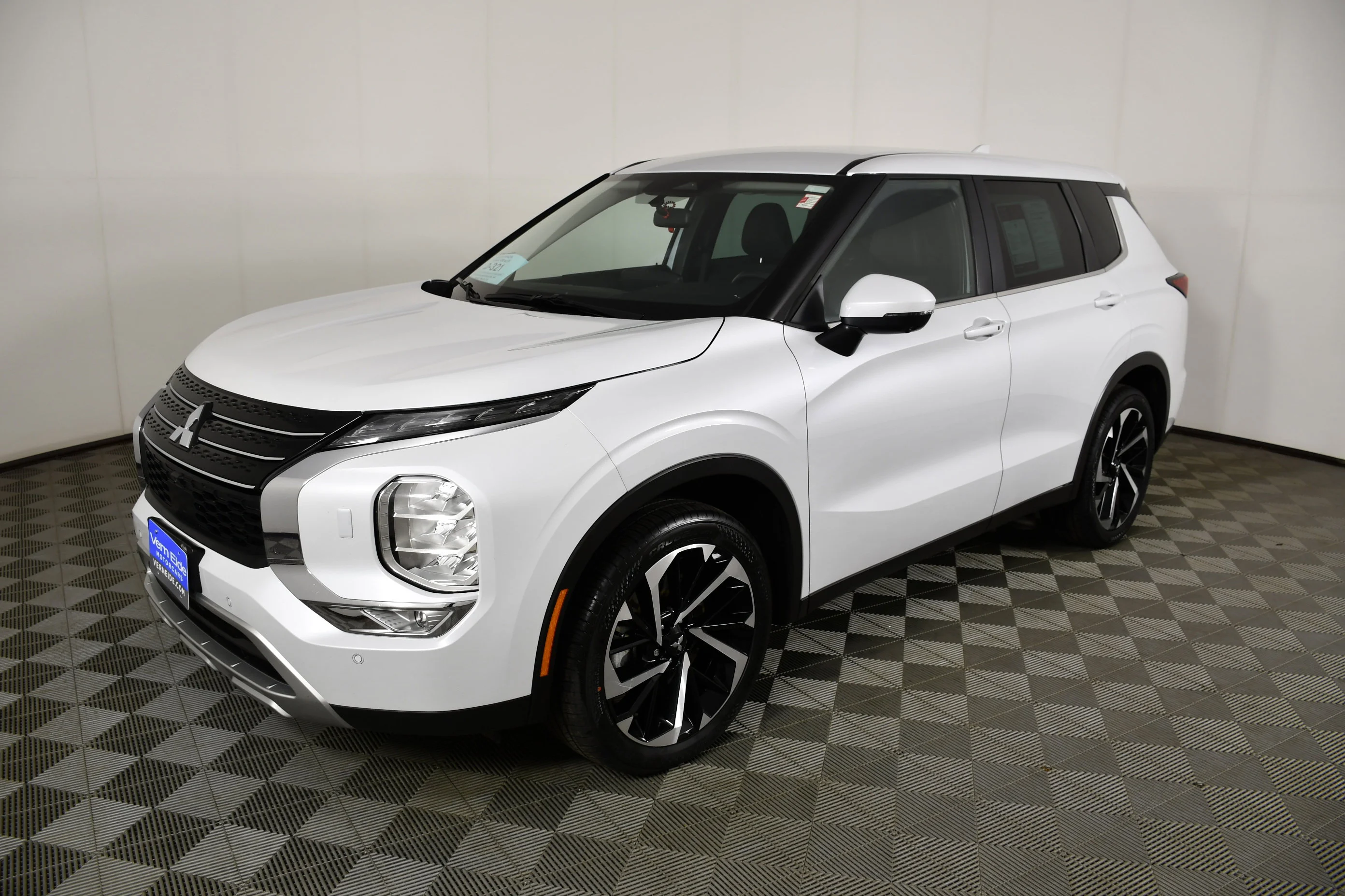 Certified Used 2023 White Diamond Mitsubishi SE image 10