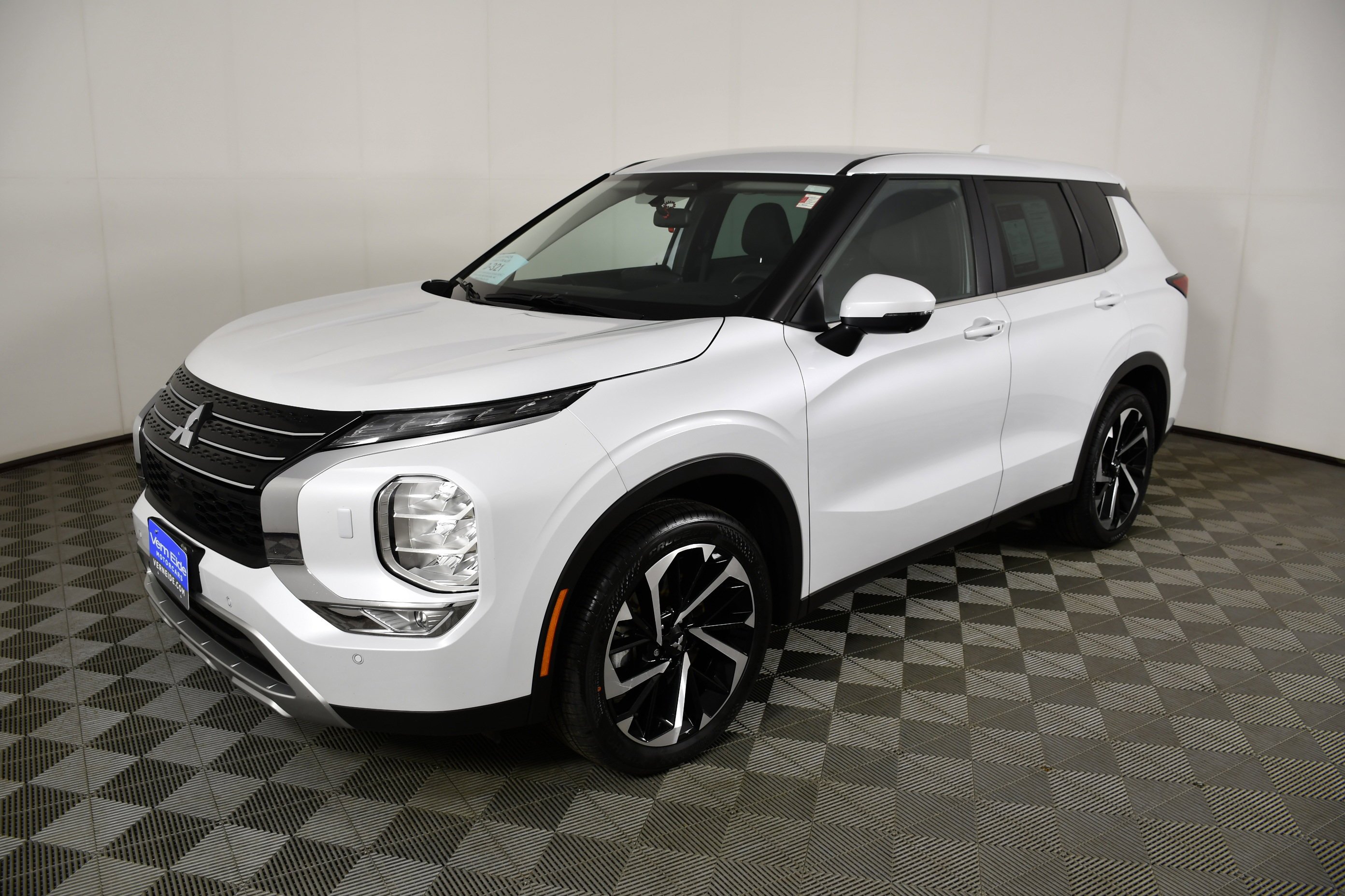 Certified Used 2023 White Diamond Mitsubishi SE image 10