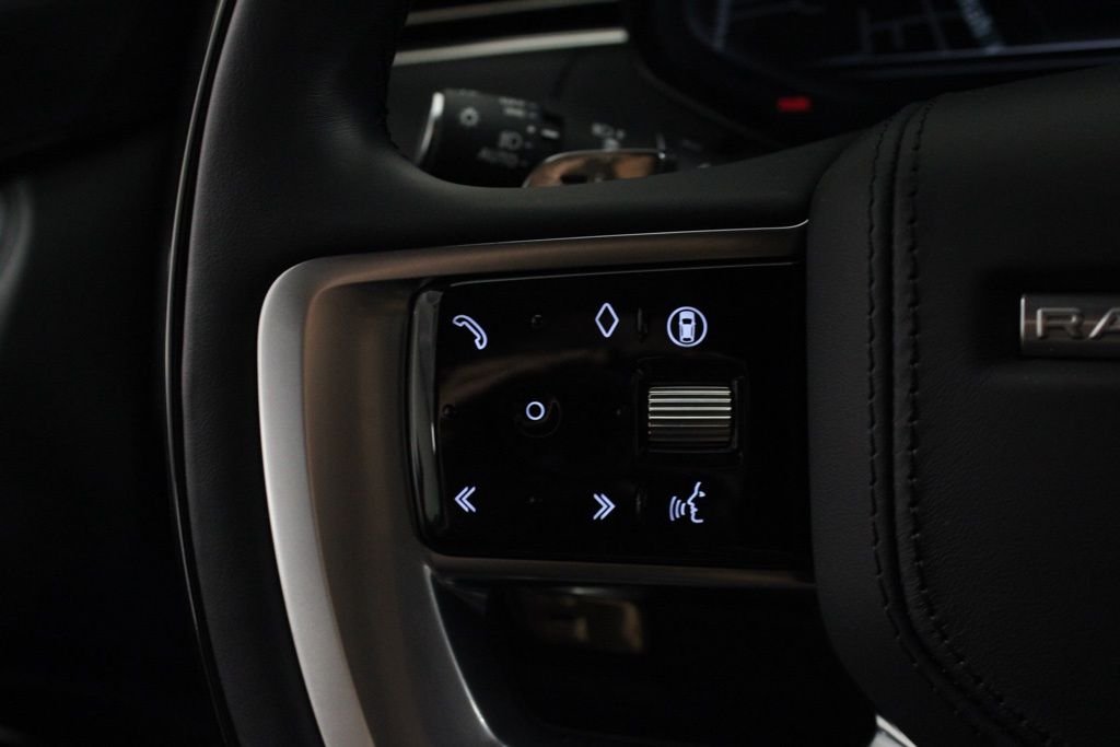Used 2025 White Land Rover SE image 28