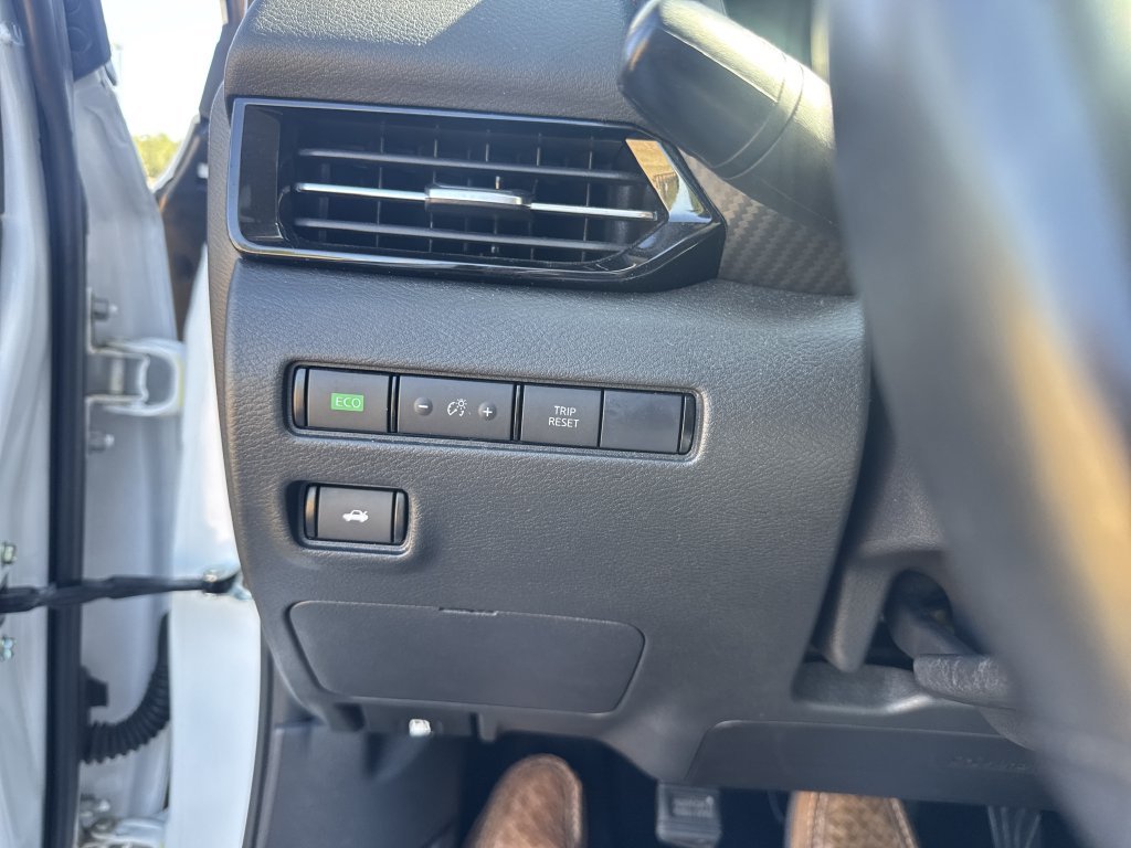 Used 2025 White Nissan SR image 21
