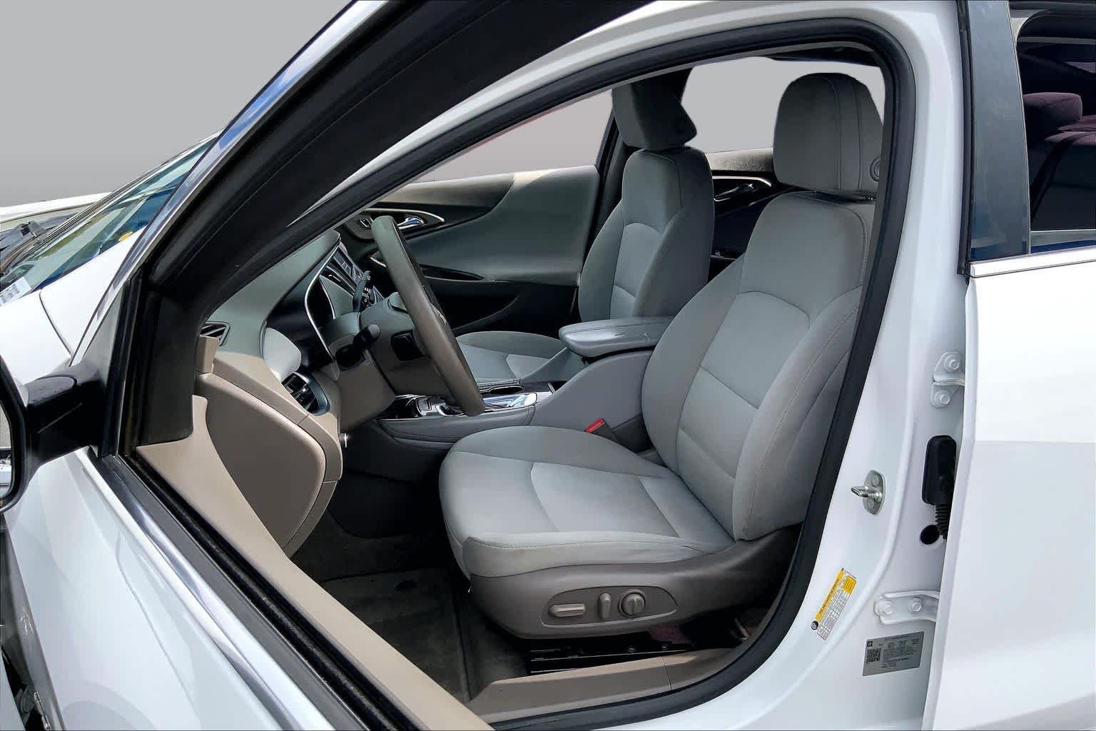 Used 2018 SUMMIT WHITE Chevrolet LT image 8