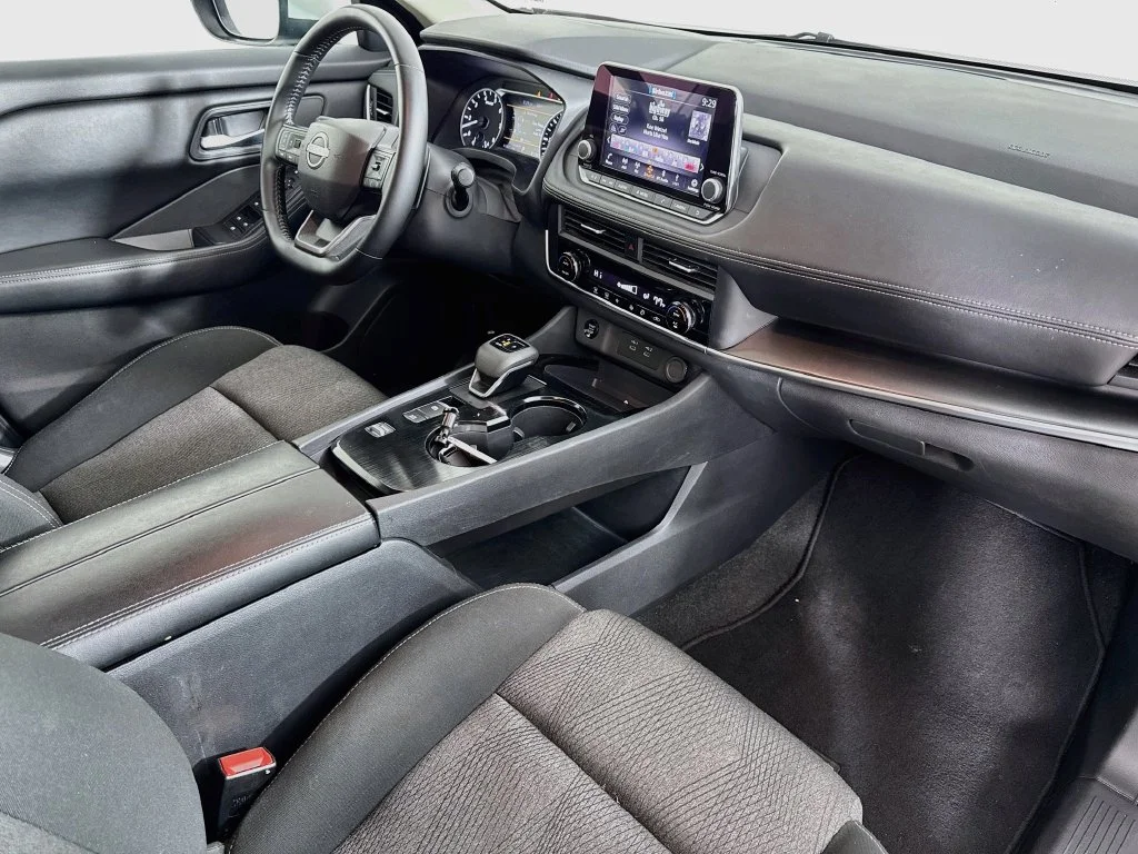 Used 2025 White Nissan SV image 33