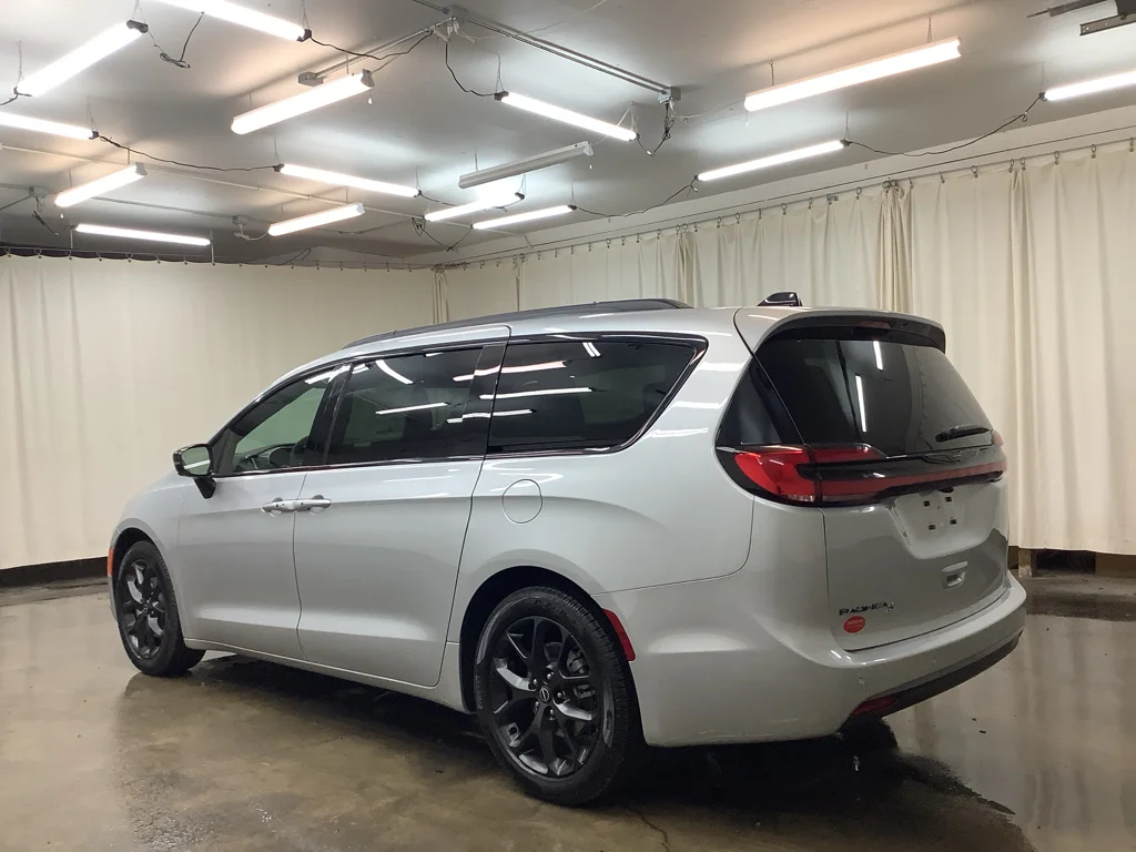 2026 Chrysler Pacifica Select - Photo 9