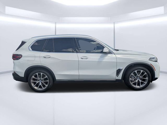 Used 2024 Alpine White BMW sDrive40i image 2