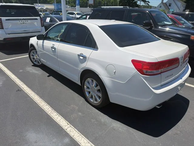 Used 2011 White Lincoln Base image 1