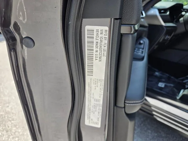 New 2026 Baltic Gray Metallic Clear-Coat Exterior Paint Jeep Laredo X image 20