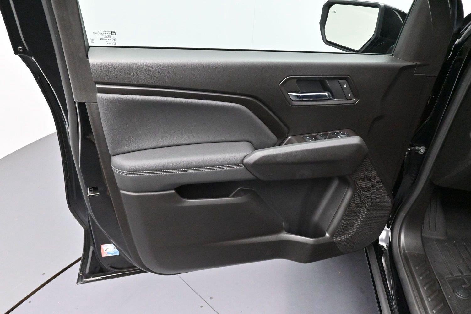 Used 2025 Onyx Black GMC Elevation image 9