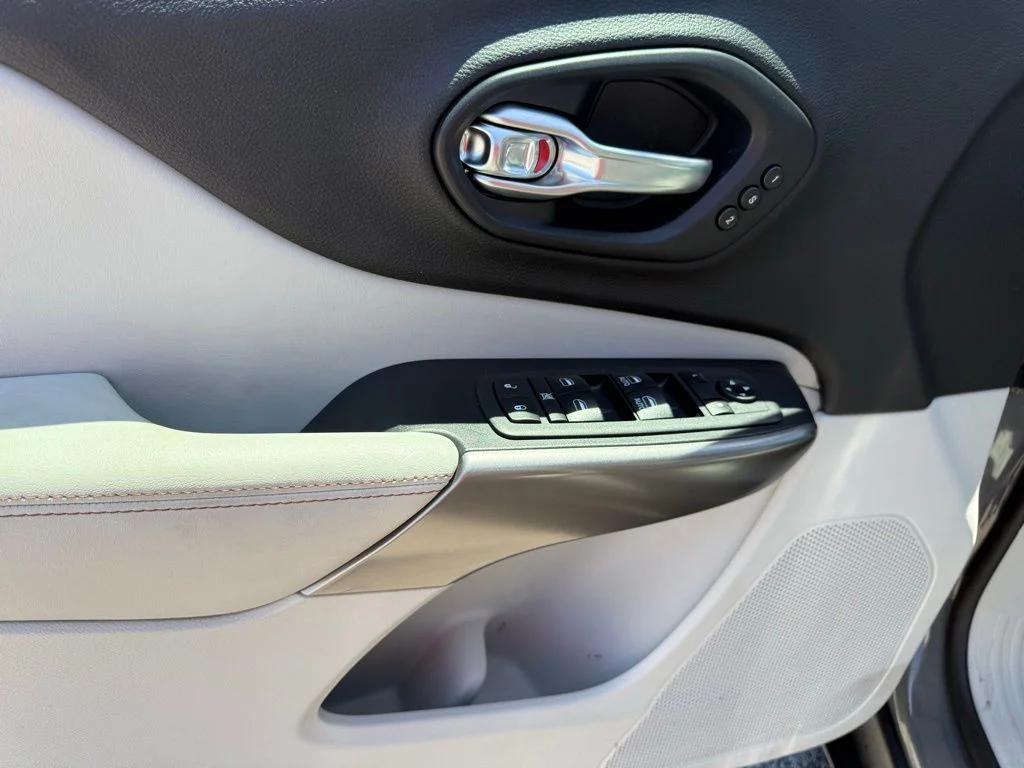 Used 2019 Gray Jeep Limited image 5