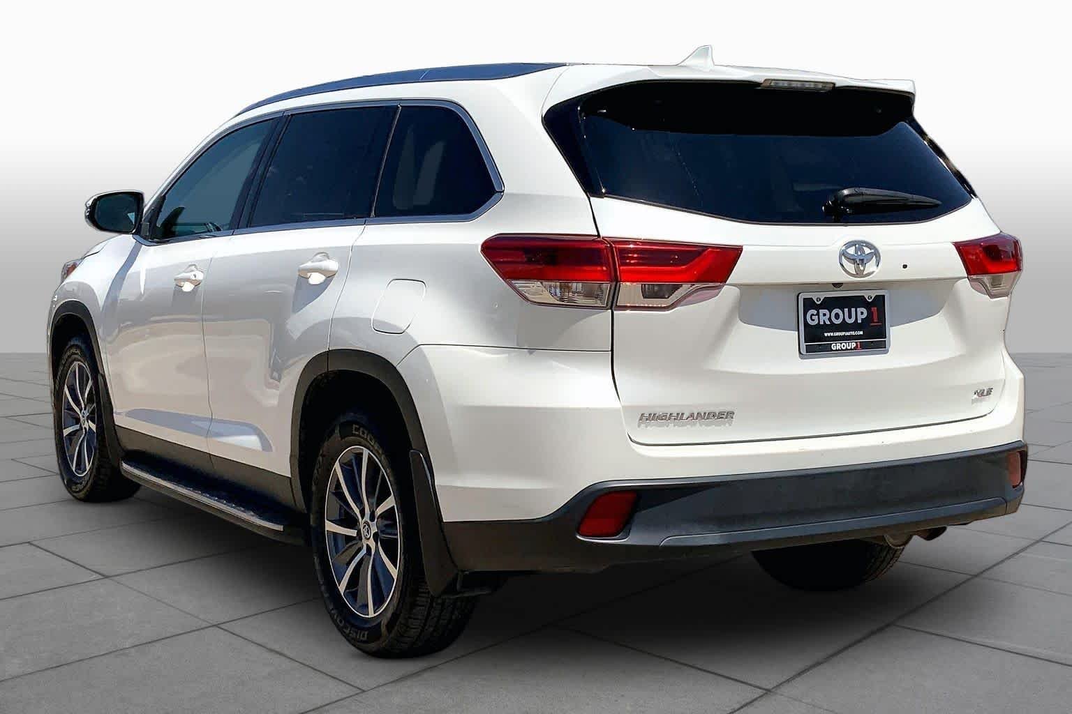 Used 2019 Blizzard Pearl Toyota XLE image 11