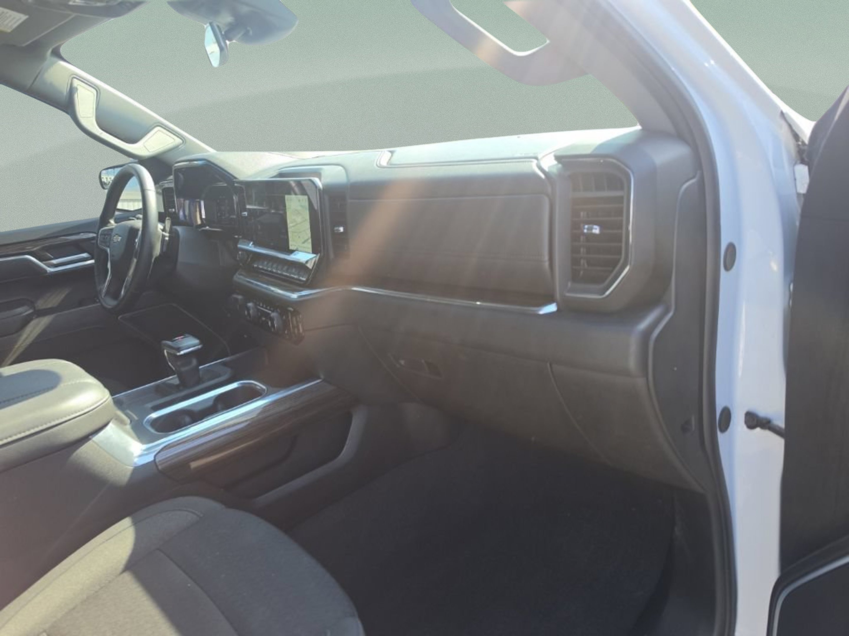 Used 2025 Summit White Chevrolet LT image 26