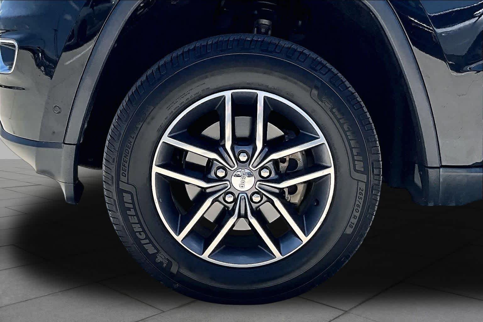Used 2017 Diamond Black Crystal Pearlcoat Jeep Limited image 10