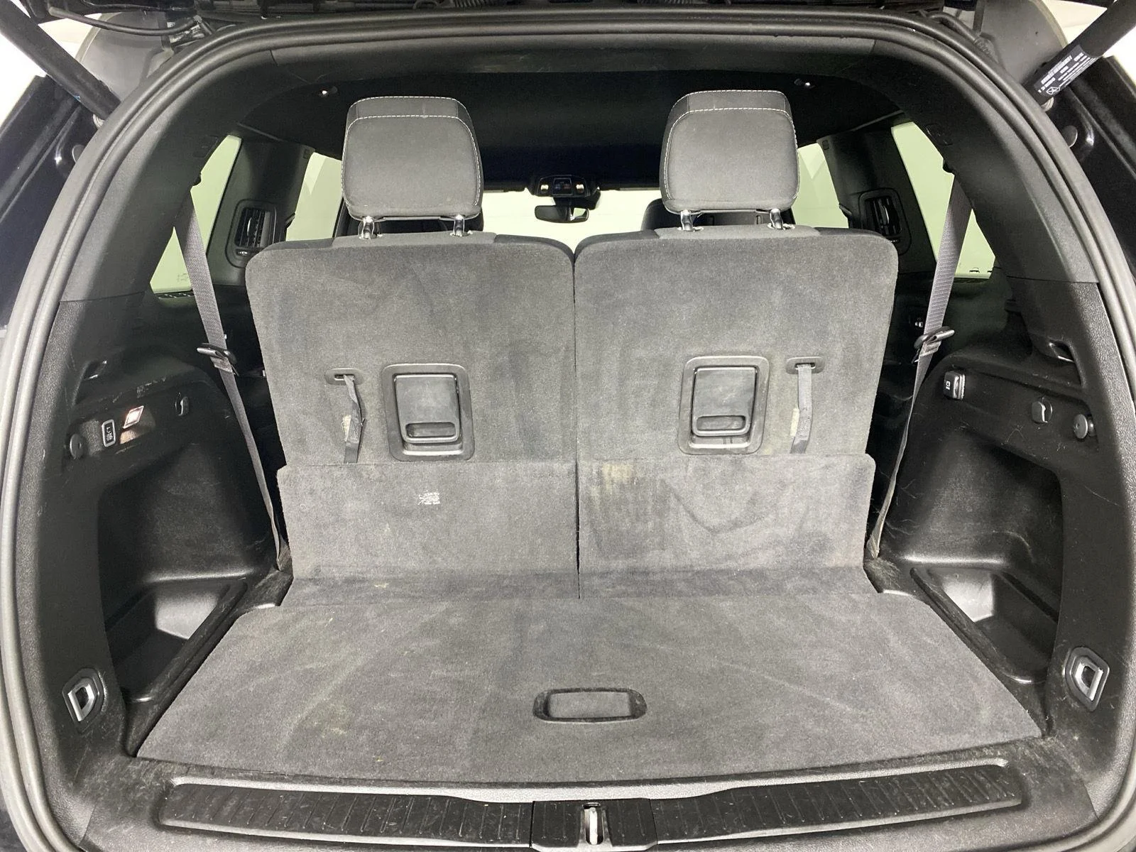 Used 2024 Diamond Black Crystal Pearlcoat Jeep Laredo image 25