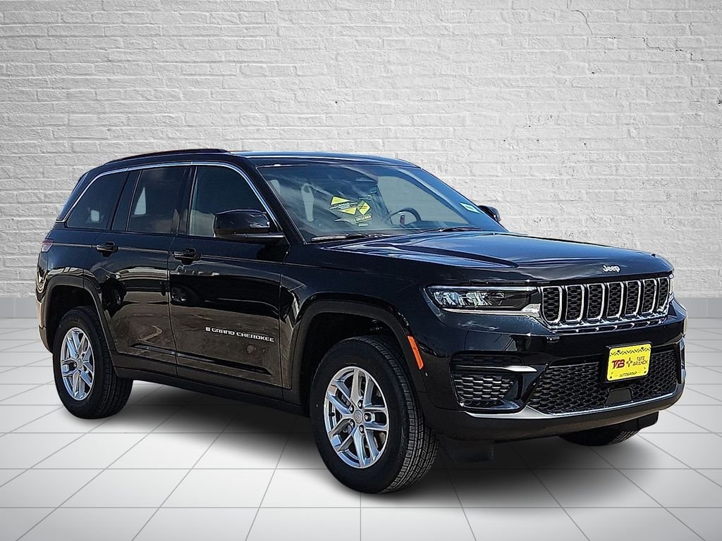 New 2026 Diamond Black Crystal Pearl-Coat Exterior Paint Jeep Laredo image 6