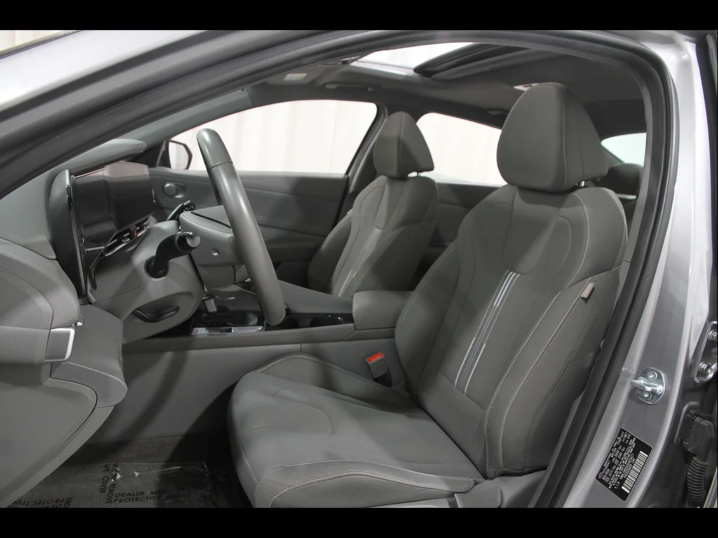 Certified Used 2025 Fluid Metal Metallic Hyundai SEL Convenience image 5