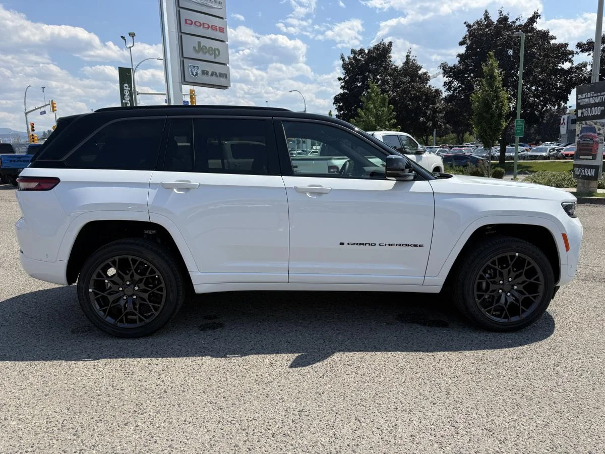 New 2026 White Jeep Summit image 9