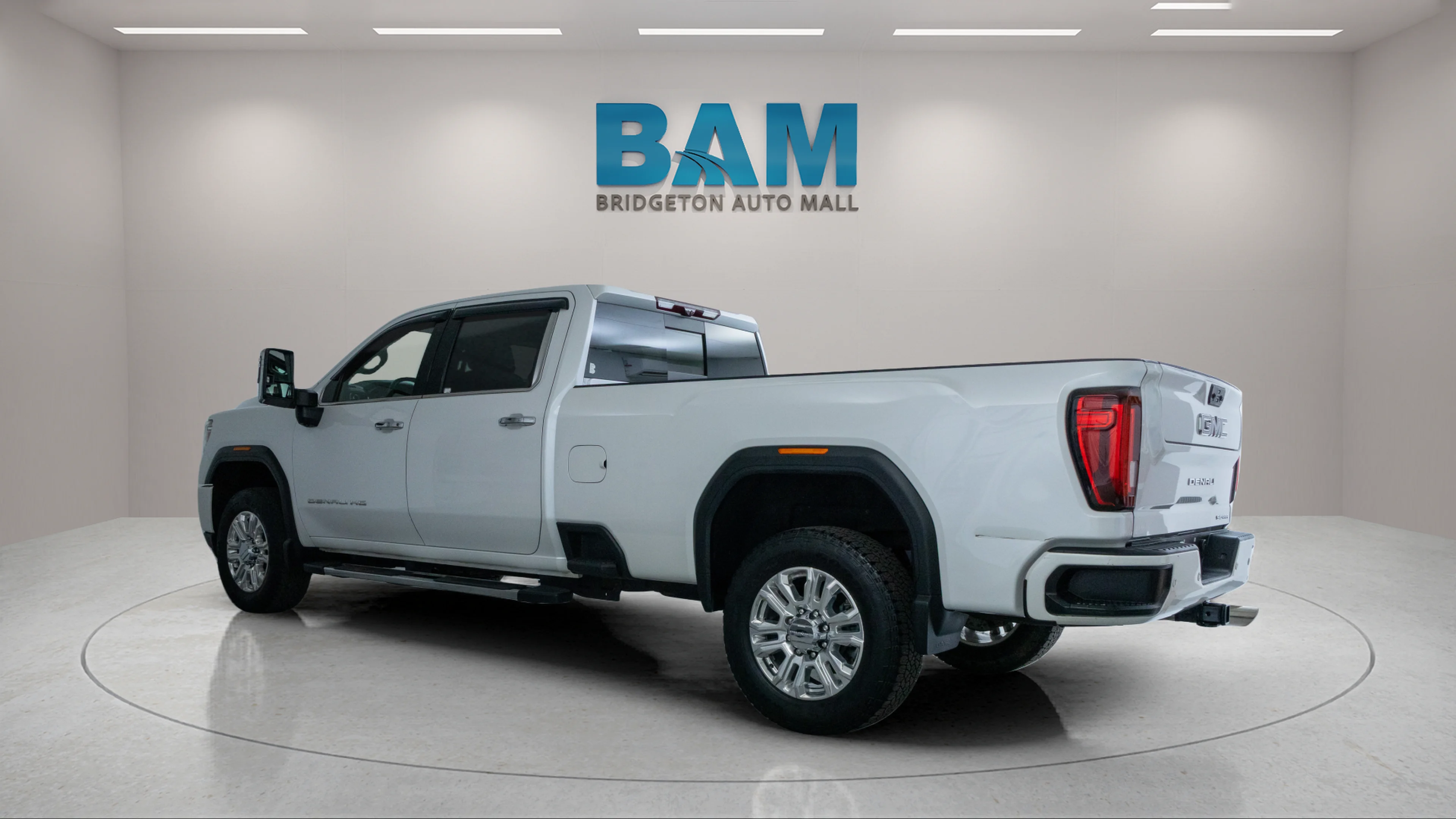Used 2021 White Frost Tricoat GMC Denali image 5