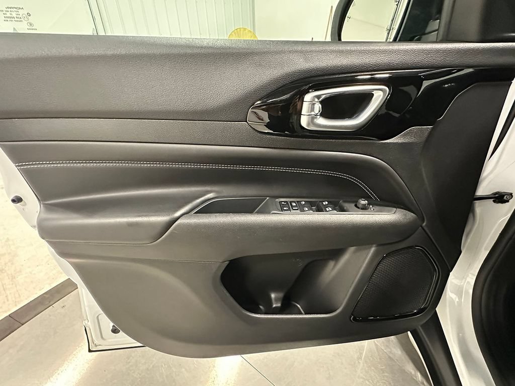 Used 2023  Jeep Altitude image 19