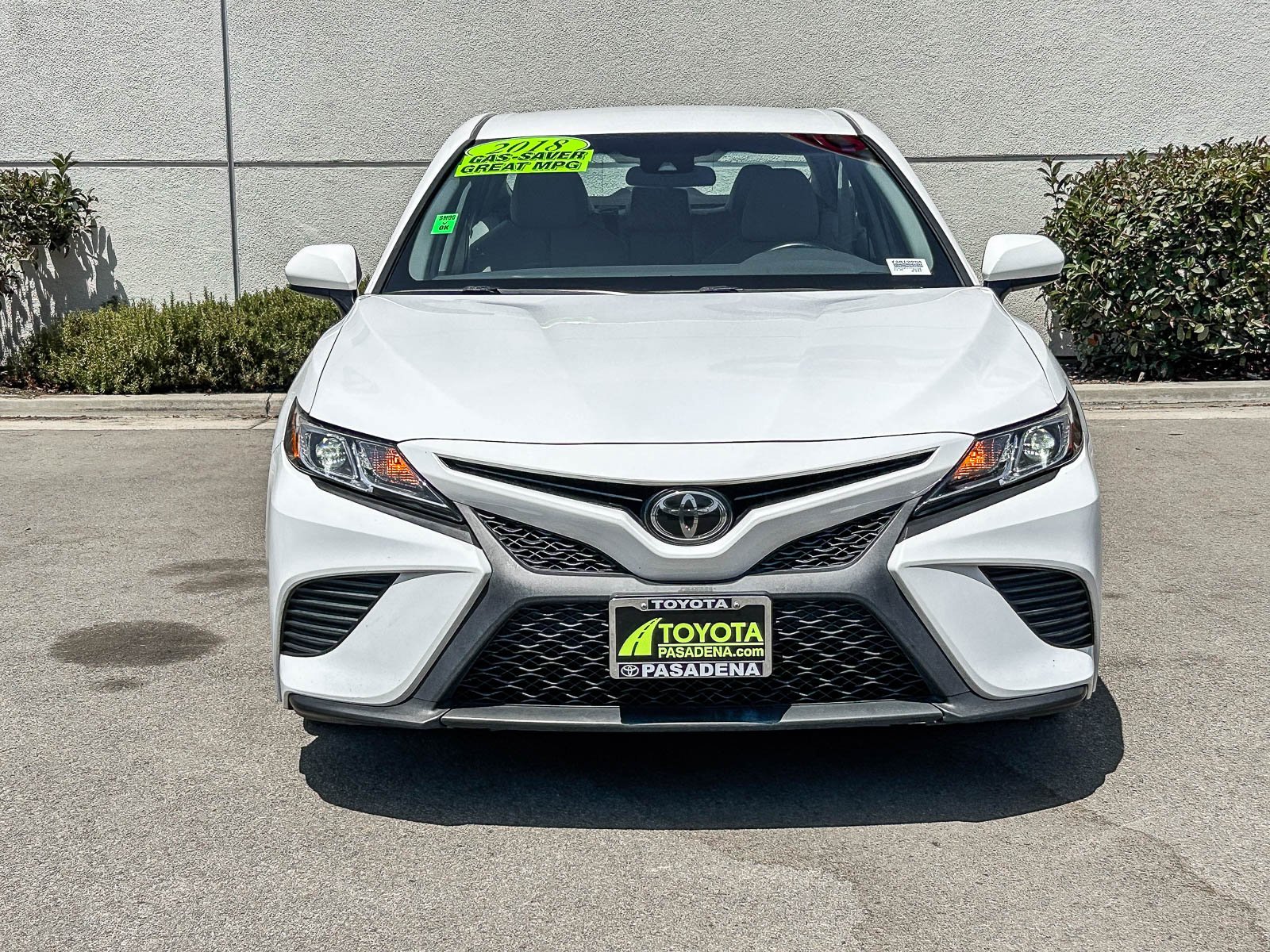 Used 2018 SUPER WHITE Toyota SE image 2