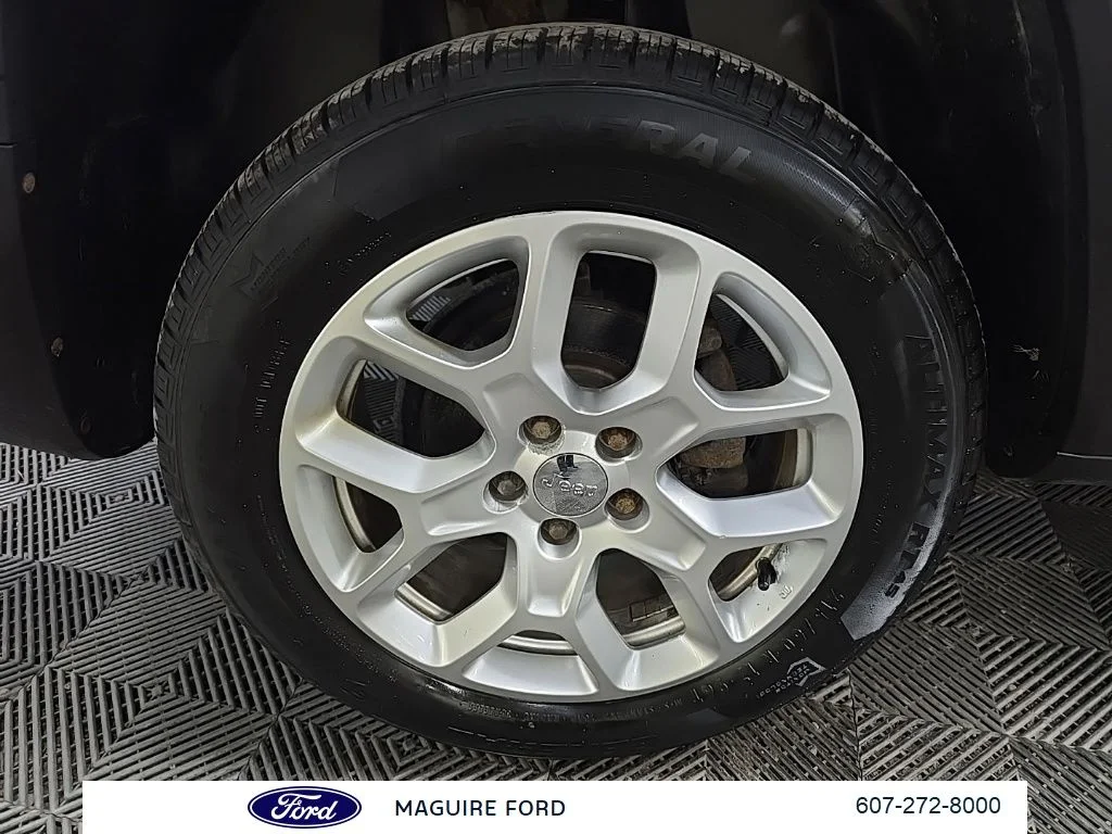 Used 2017 White Jeep Latitude image 16