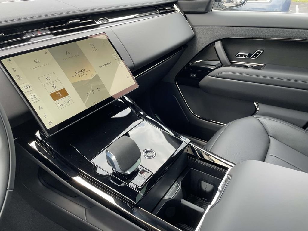 New 2026 Fuji White Land Rover Dynamic SE image 31