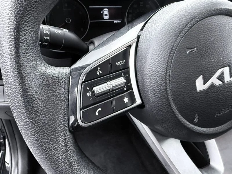 Used 2023  Kia LXS Sedan 4D image 31