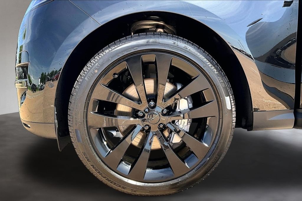 New 2026 Santorini Black Metallic Land Rover SE image 12