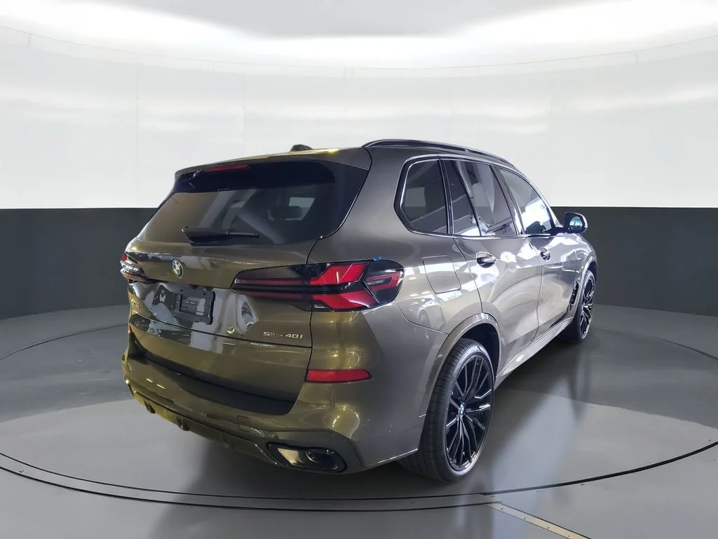Used 2026 Green BMW sDrive40i image 3
