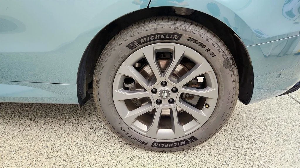 Used 2024 Giola Green Metallic Land Rover P400 Dynamic SE w/ Meridian Audio & Black Exterior Pack image 9