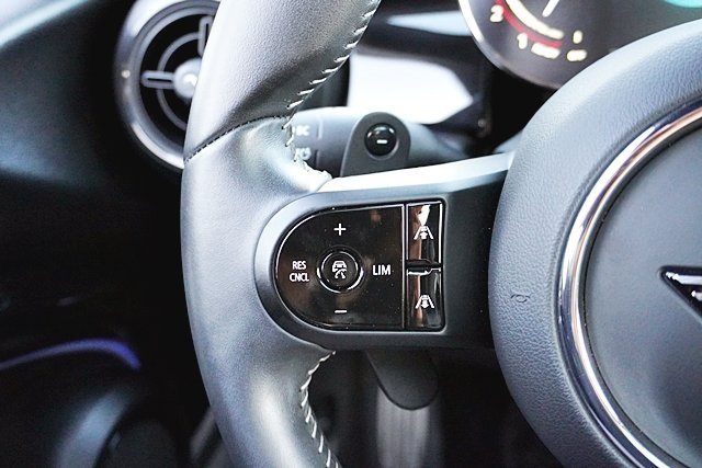 Used 2023  MINI Base image 32