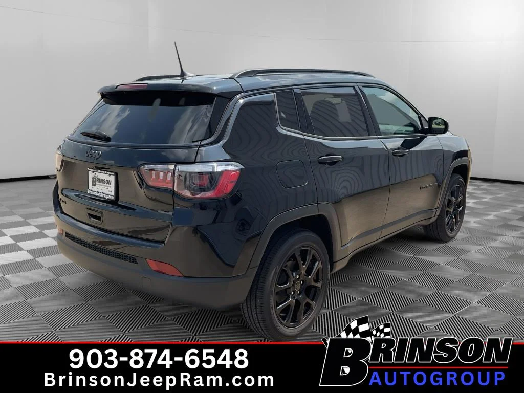 New 2026 Diamond Black Crystal Pearlcoat Jeep Latitude Altitude image 5