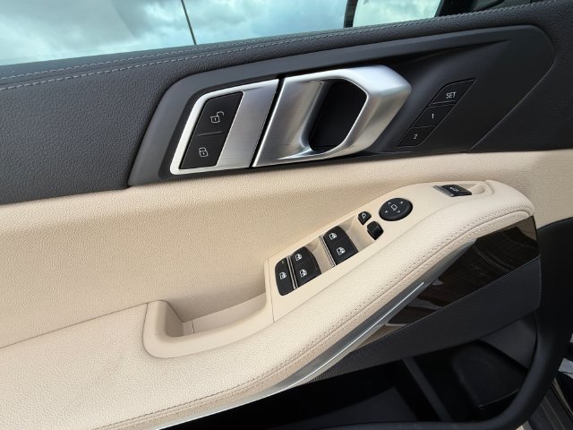 Used 2021 Black BMW sDrive40i image 11
