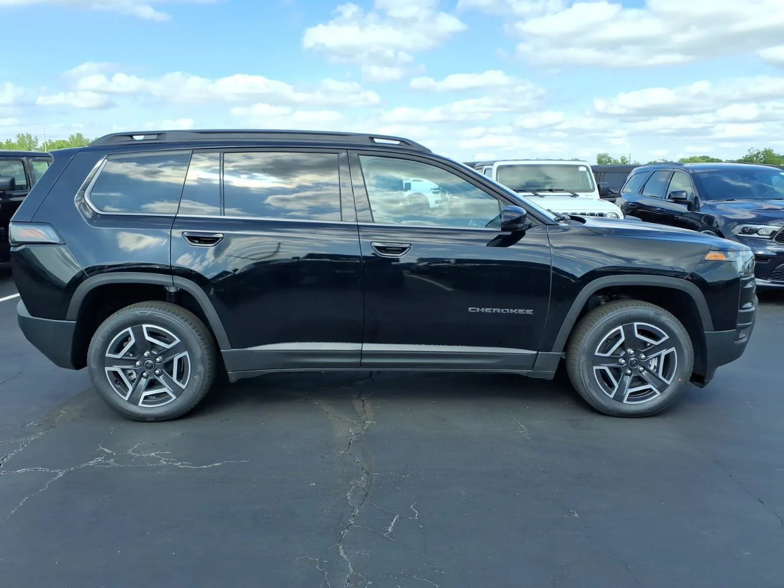 New 2026 Diamond Black Crystal Pearl-Coat Exterior Paint Jeep Limited image 18