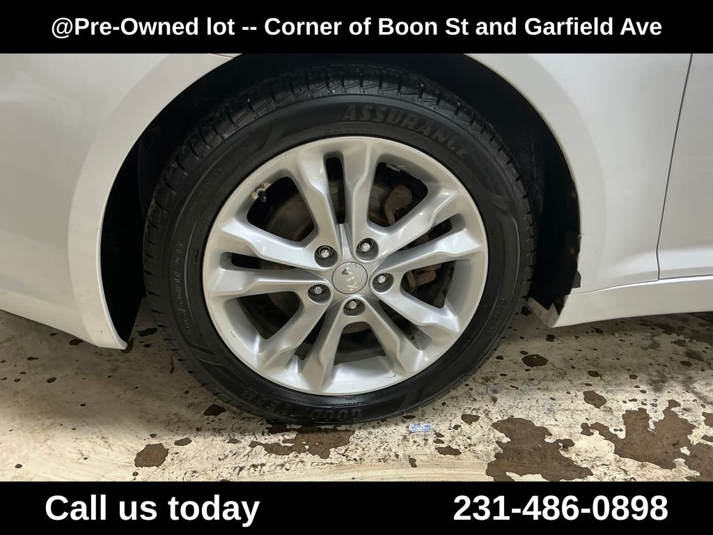 Used 2012 White Kia EX image 11