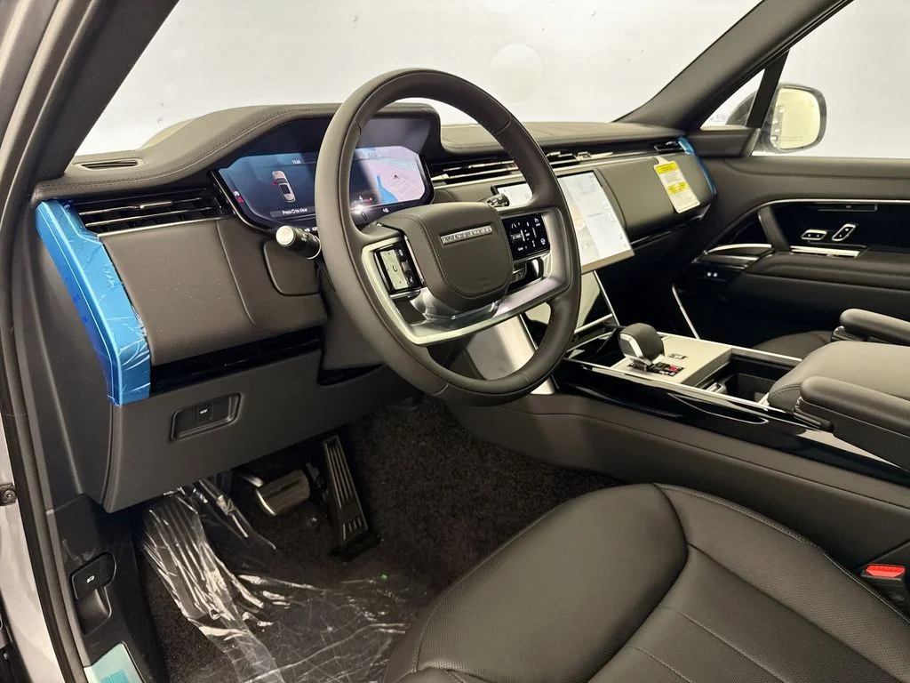 New 2026 Eiger Grey Land Rover SE image 9