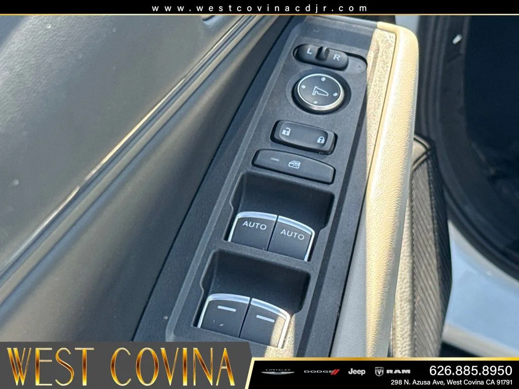 Used 2025 White Honda SE image 21