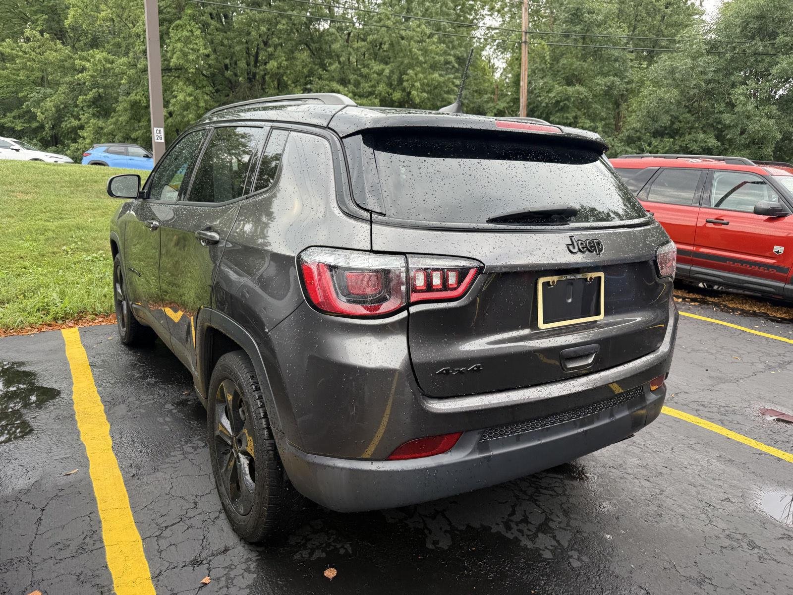 Used 2021 Granite Crystal Metallic Clearcoat Jeep Altitude image 7