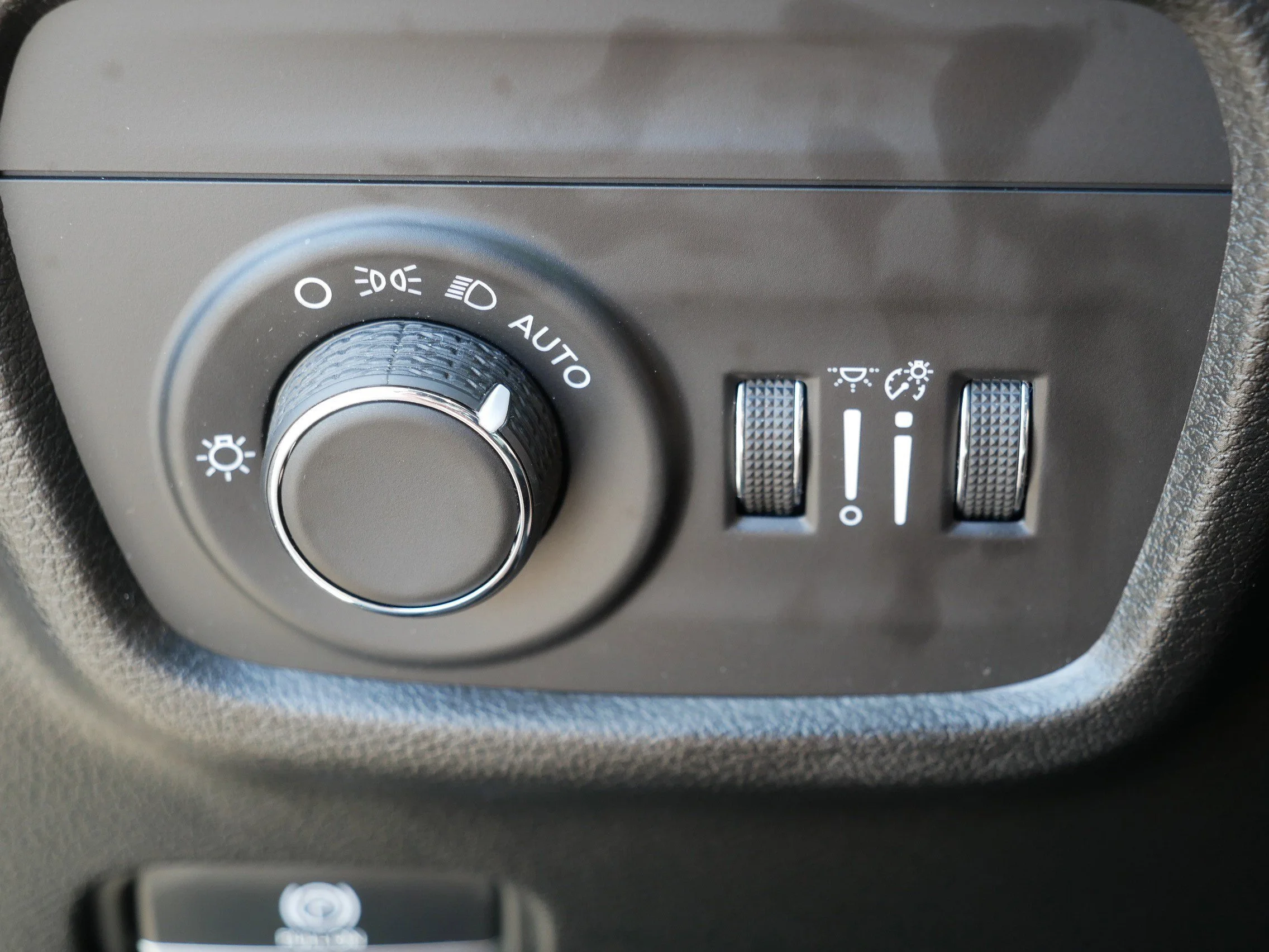 Used 2024 Diamond Black Crystal Pearlcoat Jeep Altitude X image 26