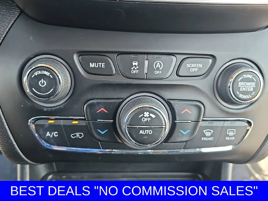 Used 2021 Bright White Clearcoat Jeep Latitude Lux image 21