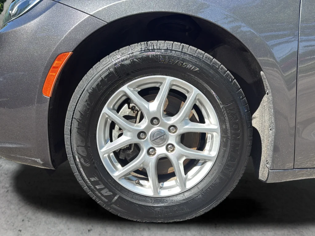 Used 2022 Gray Chrysler Touring L image 19