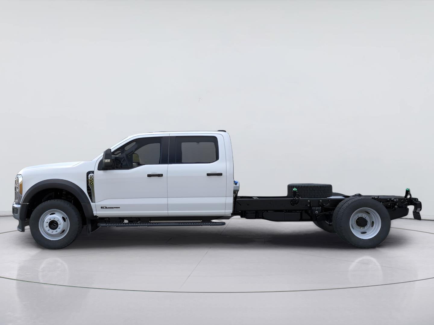 New 2026 Oxford White FORD F-550® XL image 3