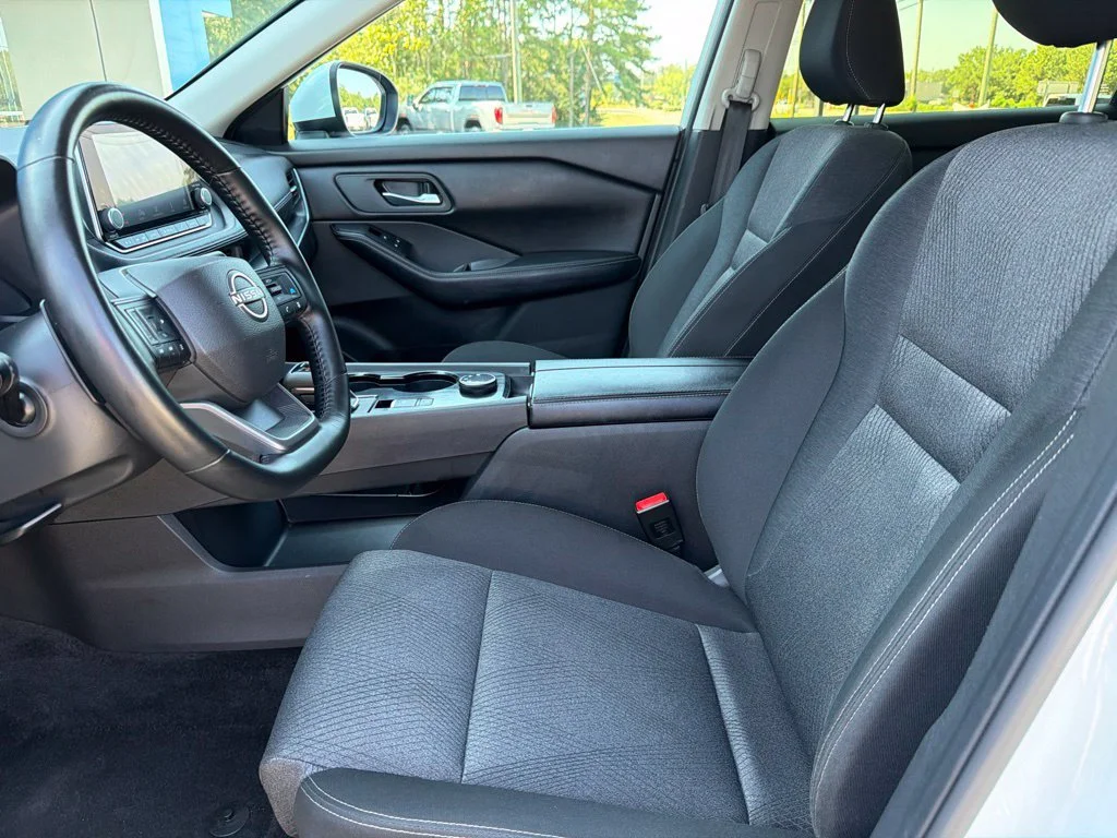 Used 2025 White Nissan SV image 29
