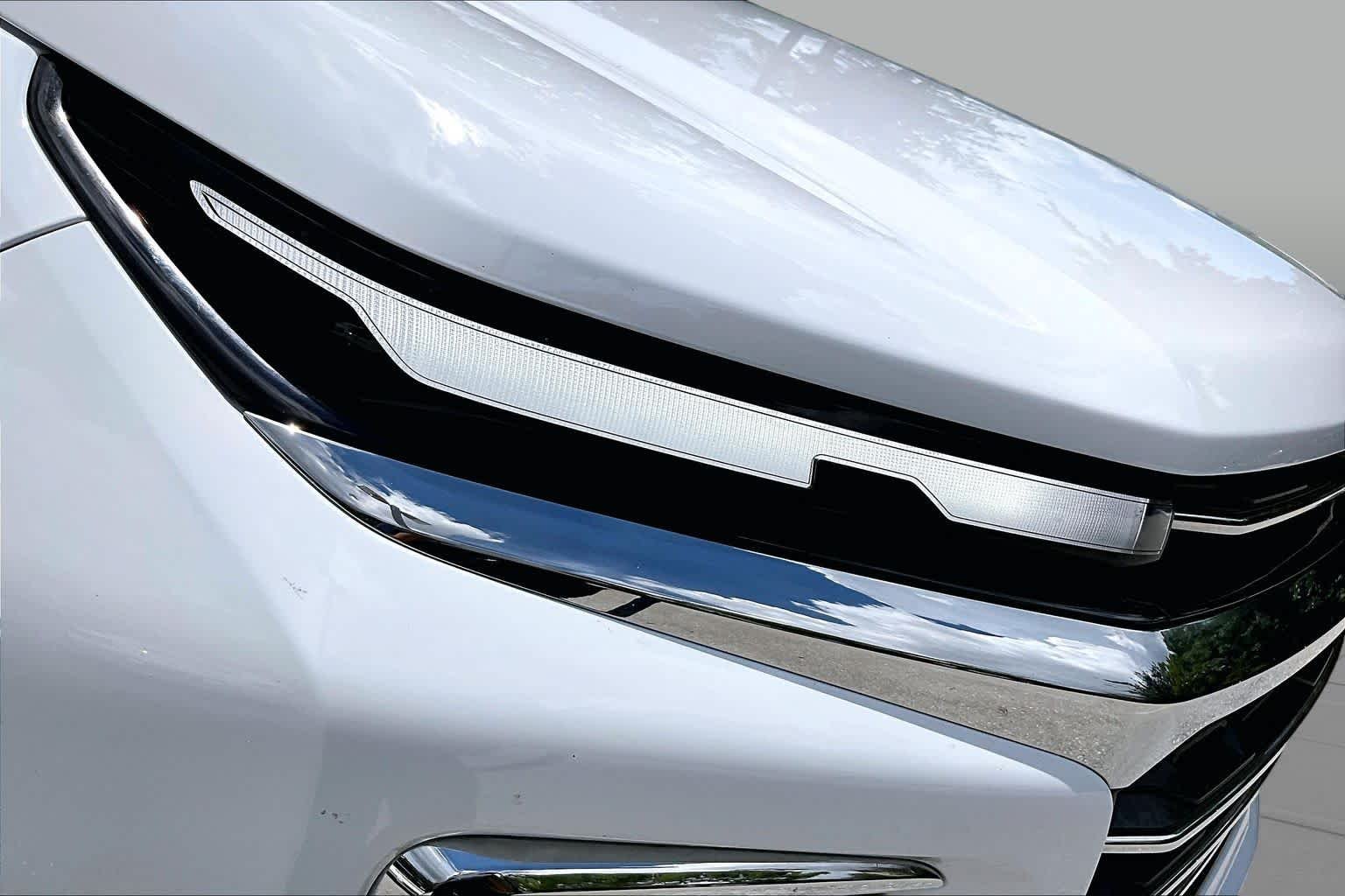 Used 2025 Summit White Chevrolet FWD LT image 28