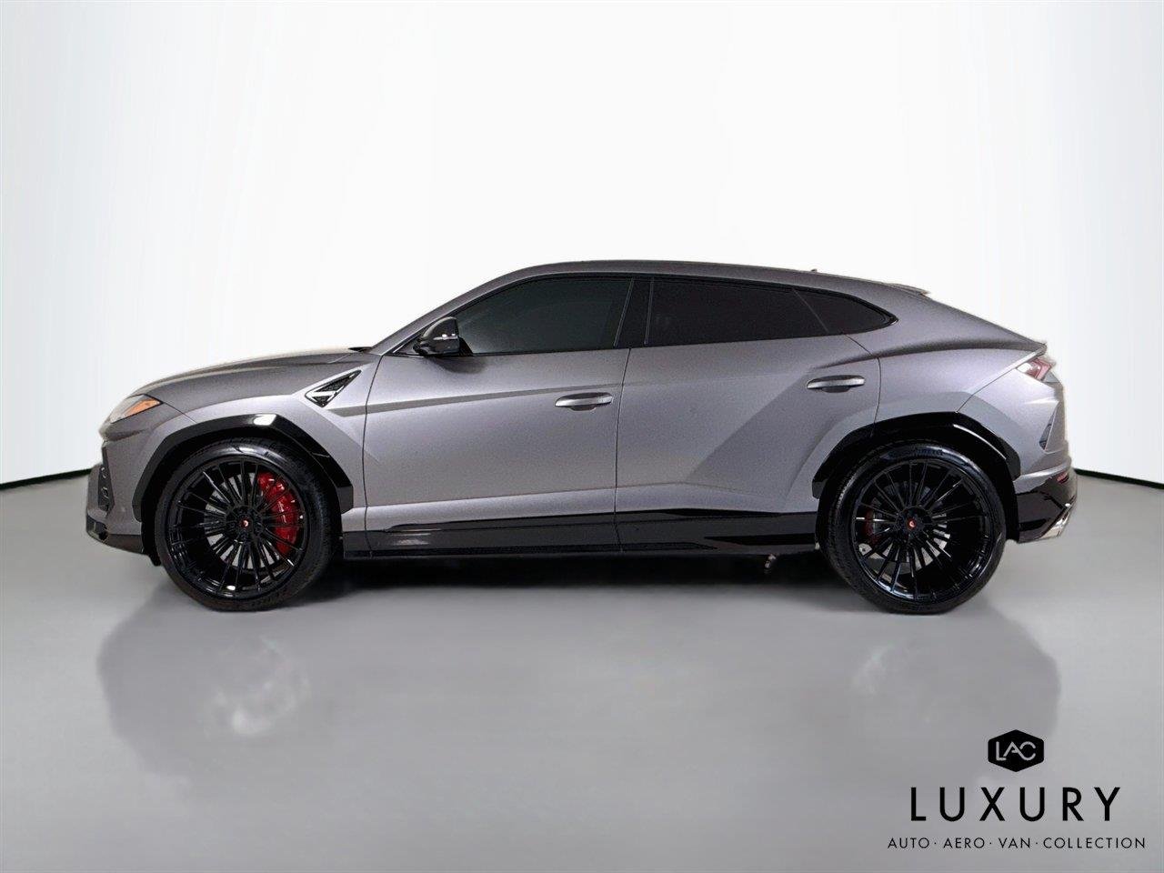 Used 2022 Grigio Nimbus Matt/Verde Scandal Lamborghini Graphite Capsule image 9