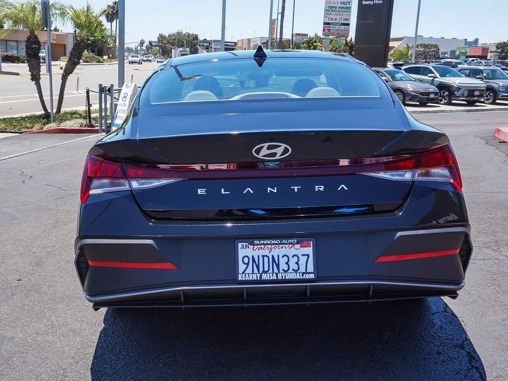 Used 2024 Black Hyundai SE image 5