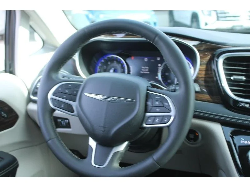 Used 2023 Brilliant Black Crystal Pearlcoat Chrysler Limited image 14